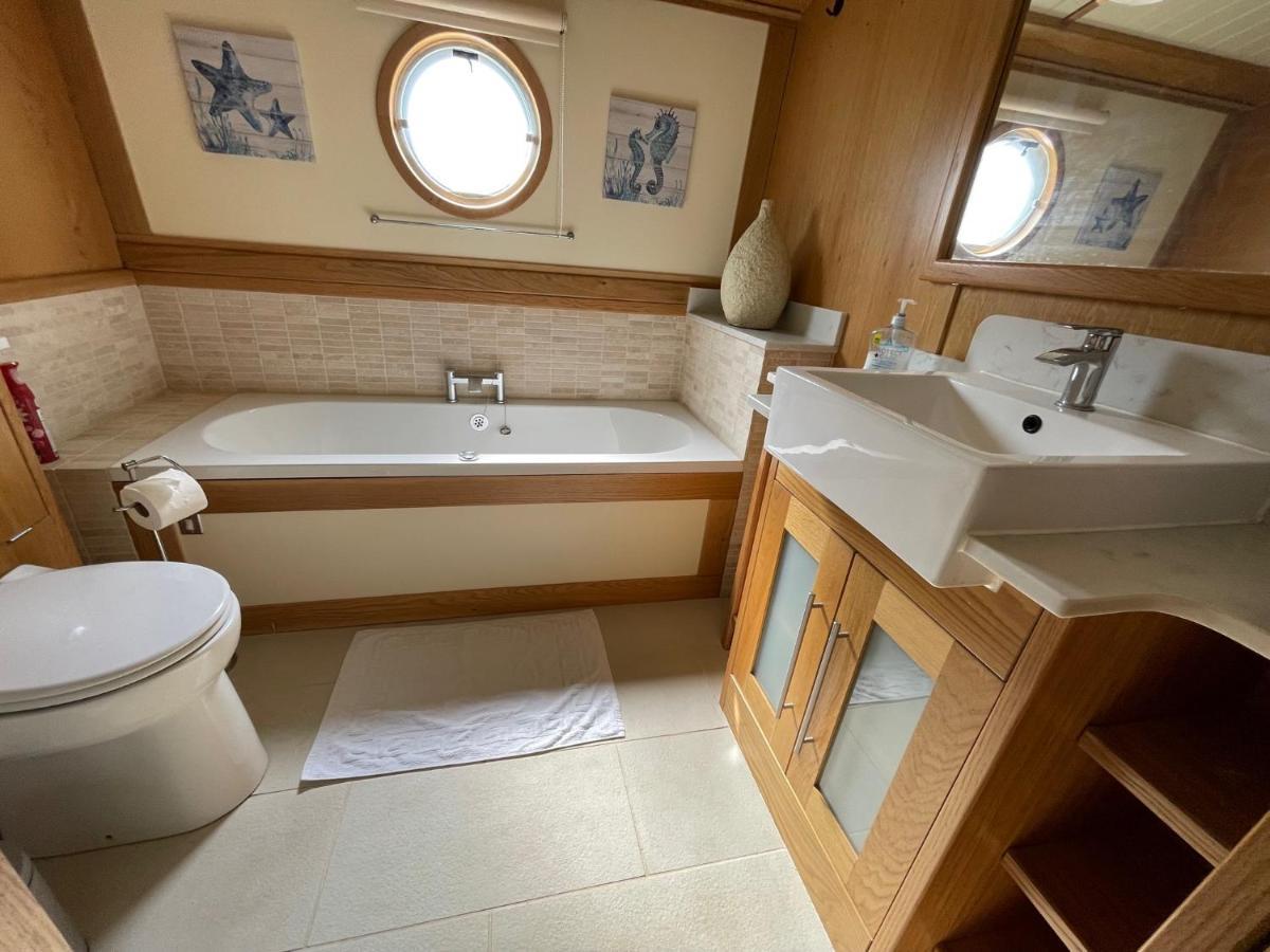 Luxury Boat - The Thistle Dream Uxbridge Bagian luar foto